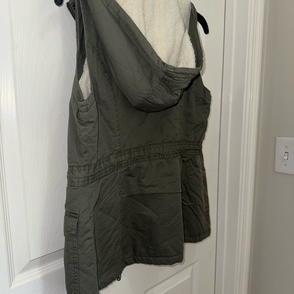Rue21 Green Utility Vest with Collar and Faux Fur Lining - Picture 7 of 10